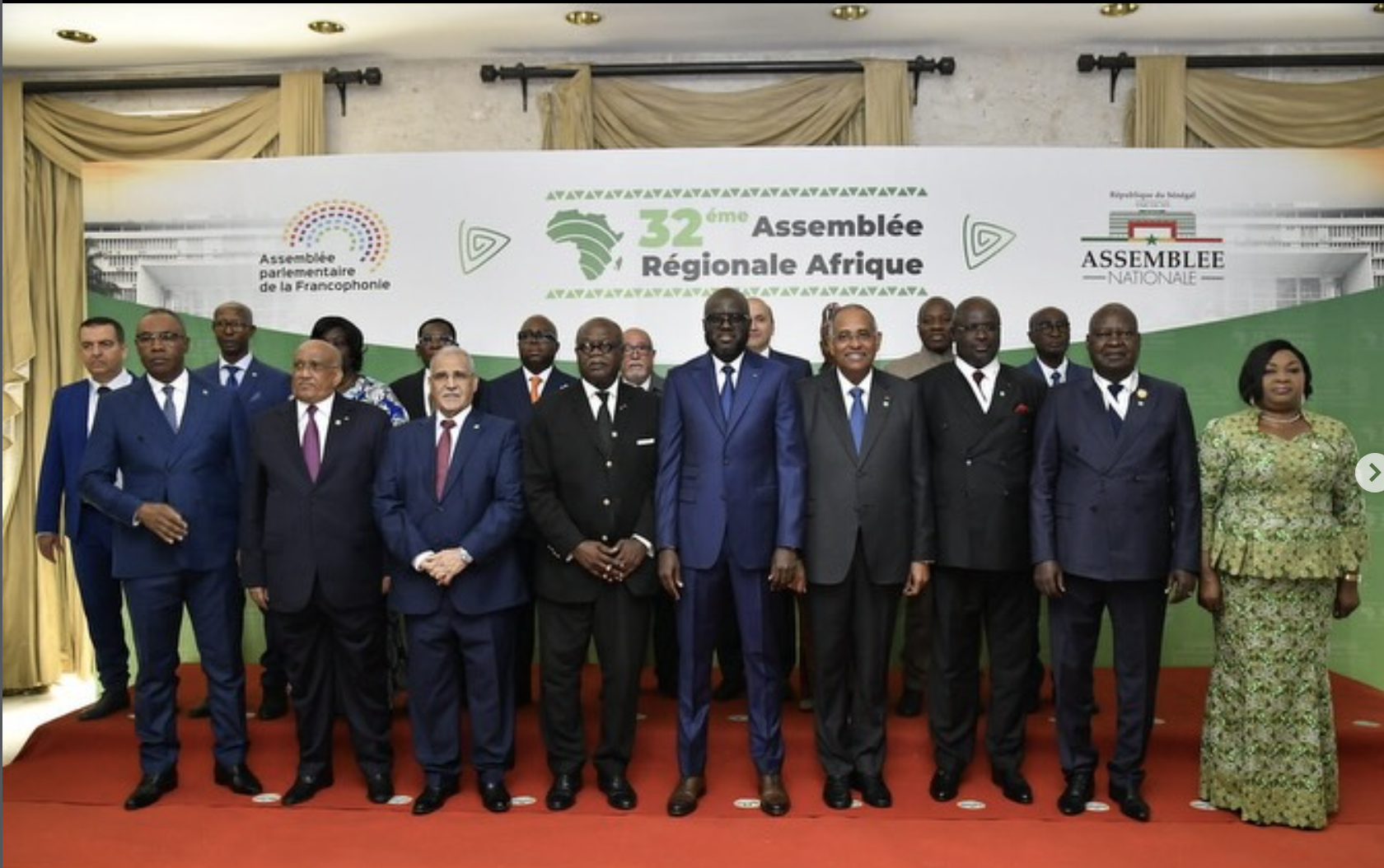 Photo officielle des chefs de délégation de la 32e Assemblée régionale Afrique de l'APF à Dakar.